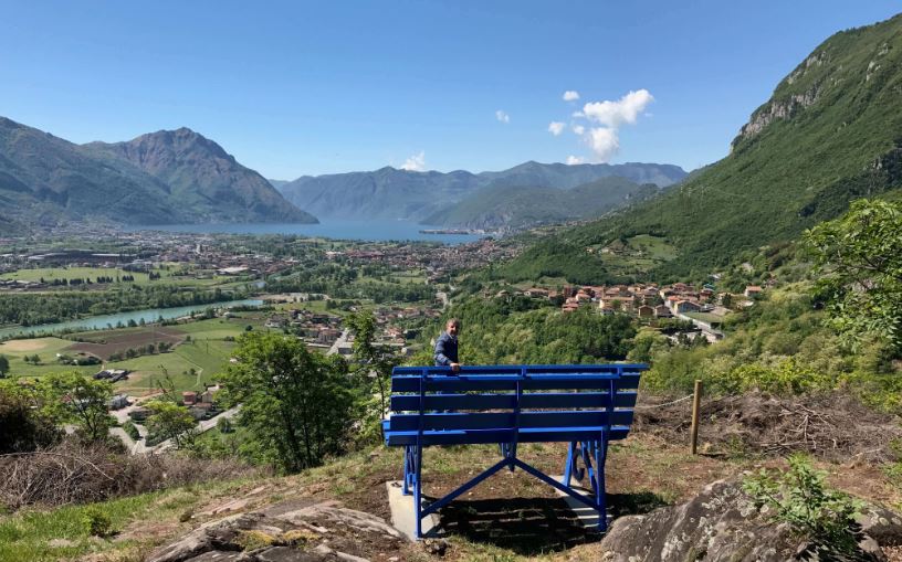 La Panchina Gigante di Rogno con il promotore del circuito delle Big Bench camuno-sebine, Dario Colossi, ex sindaco di Rogna